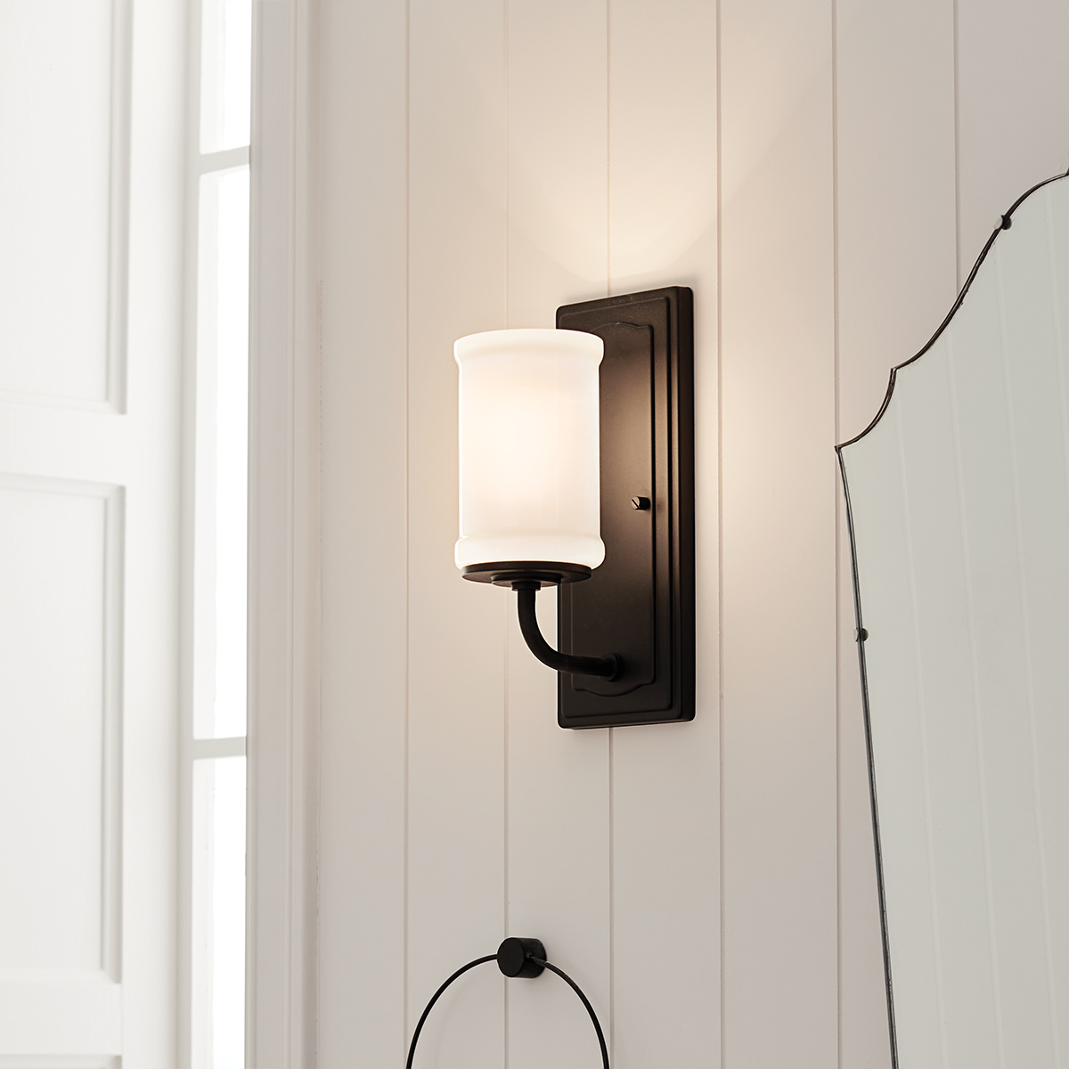 Vetivene 30cm Negro lámpara de baño De Elstead Lighting - Vetivene es una elegante l&aacute;mpara de pared para ba&ntilde;o que combina un dise&ntilde;o cl&aacute;sico con materiales de alta calidad.