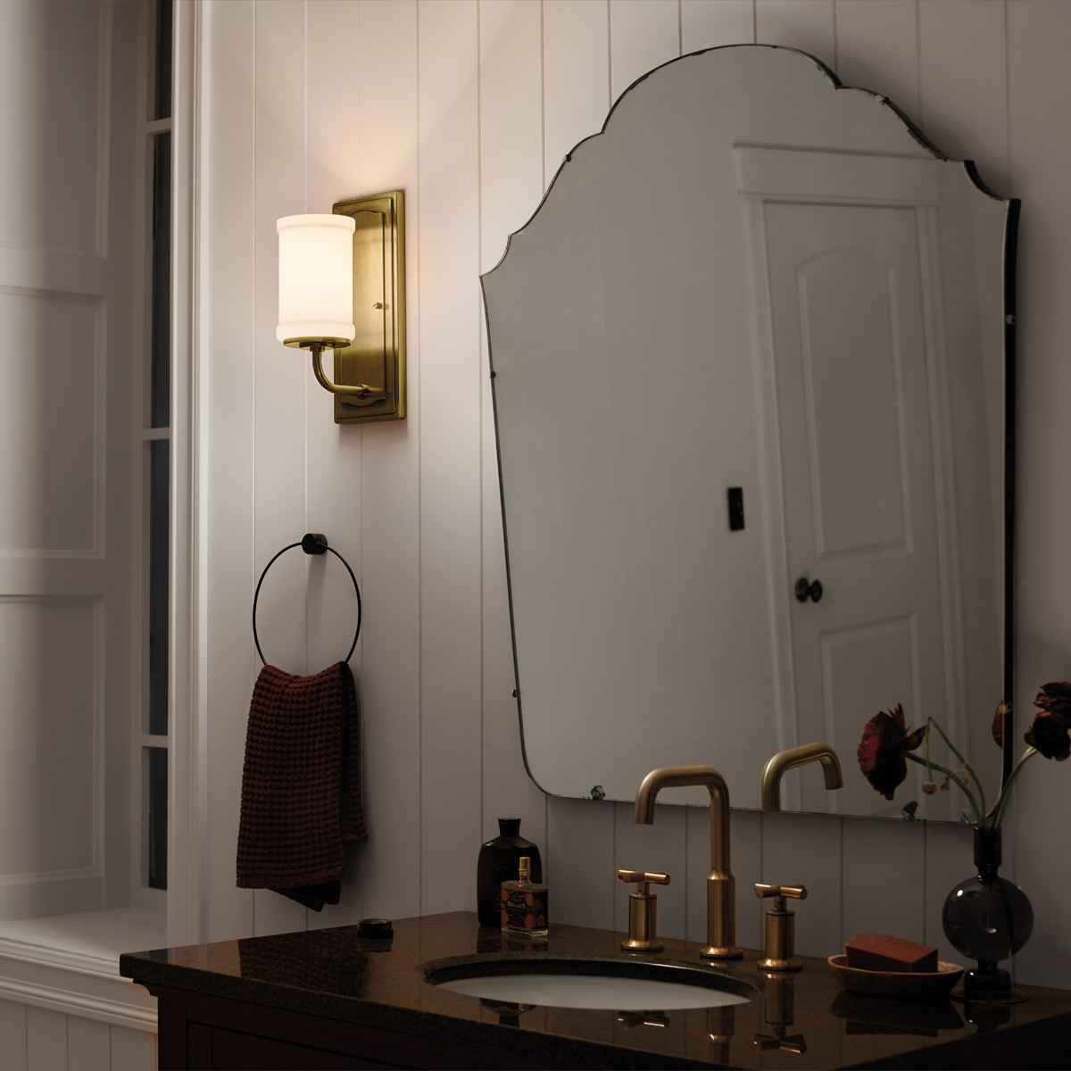 Vetivene 30cm Latón lámpara de baño De Elstead Lighting - Vetivene es una elegante l&aacute;mpara de pared para ba&ntilde;o que combina un dise&ntilde;o cl&aacute;sico con materiales de alta calidad.