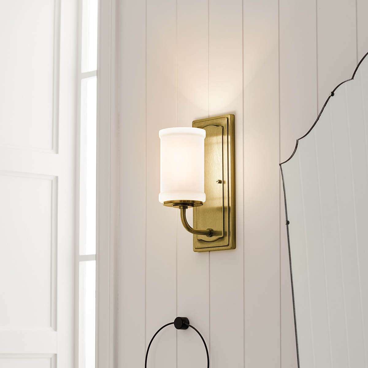 Vetivene 30cm Latón lámpara de baño De Elstead Lighting - Vetivene es una elegante l&aacute;mpara de pared para ba&ntilde;o que combina un dise&ntilde;o cl&aacute;sico con materiales de alta calidad.