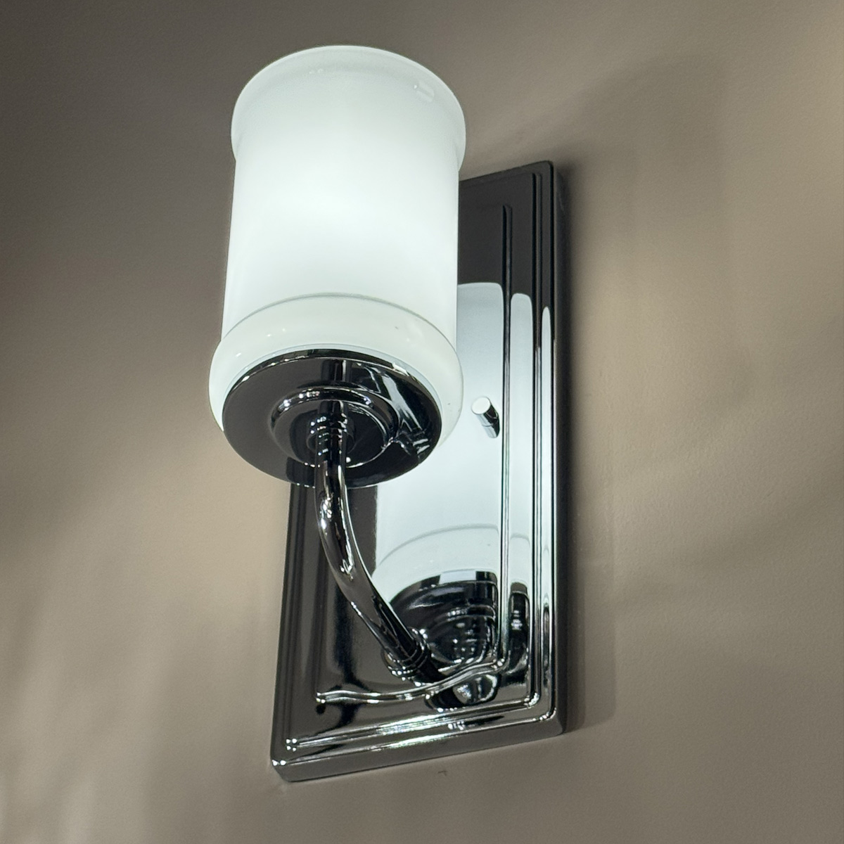 Vetivene 30cm Cromo lámpara de baño De Elstead Lighting - Vetivene es una elegante l&aacute;mpara de pared para ba&ntilde;o que combina un dise&ntilde;o cl&aacute;sico con materiales de alta calidad.