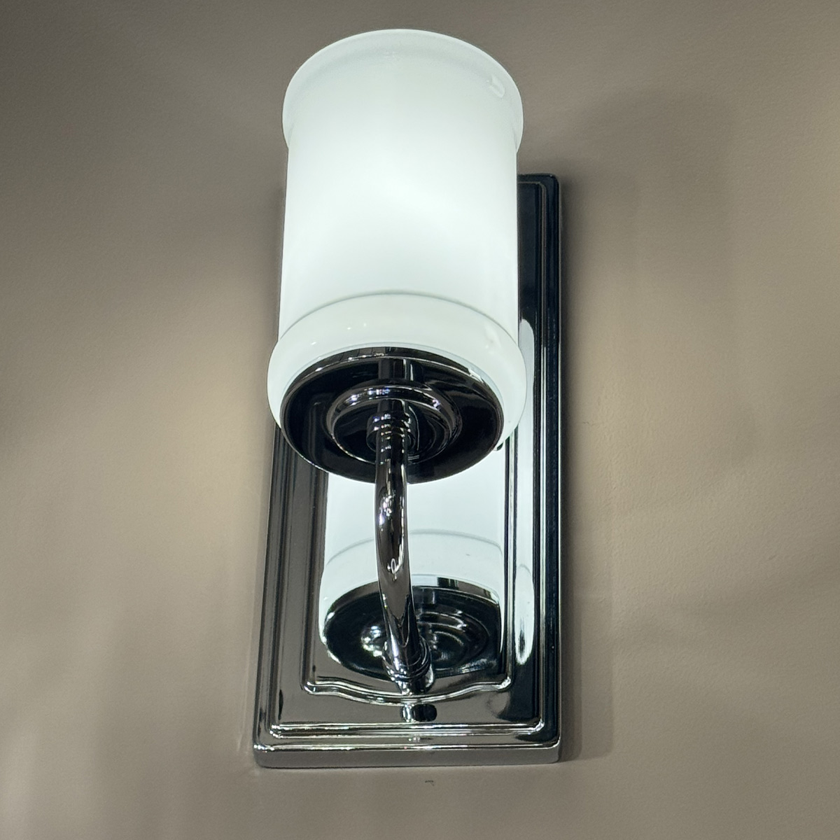 Vetivene 30cm Cromo lámpara de baño De Elstead Lighting - Vetivene es una elegante l&aacute;mpara de pared para ba&ntilde;o que combina un dise&ntilde;o cl&aacute;sico con materiales de alta calidad.