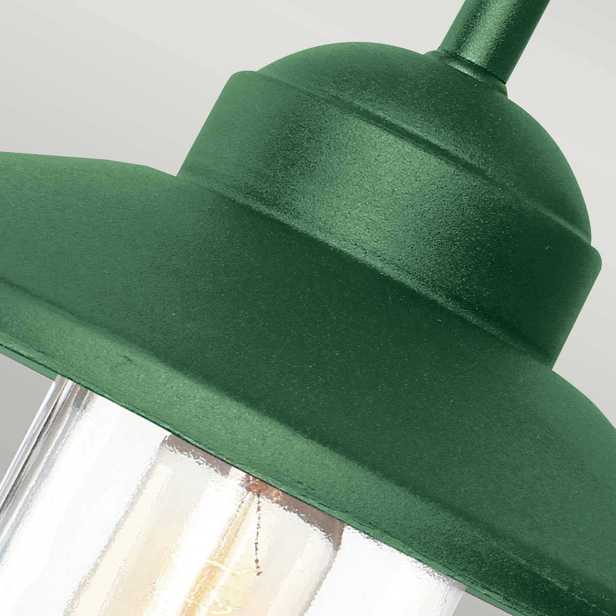 Klampenborg Ø28 Verde lámpara de exterior De Elstead Lighting - La lámpara de pared Klampenborg tiene un diseño de linterna resistente y atemporal que combina la simplicidad escandinava con la sostenibilidad.
