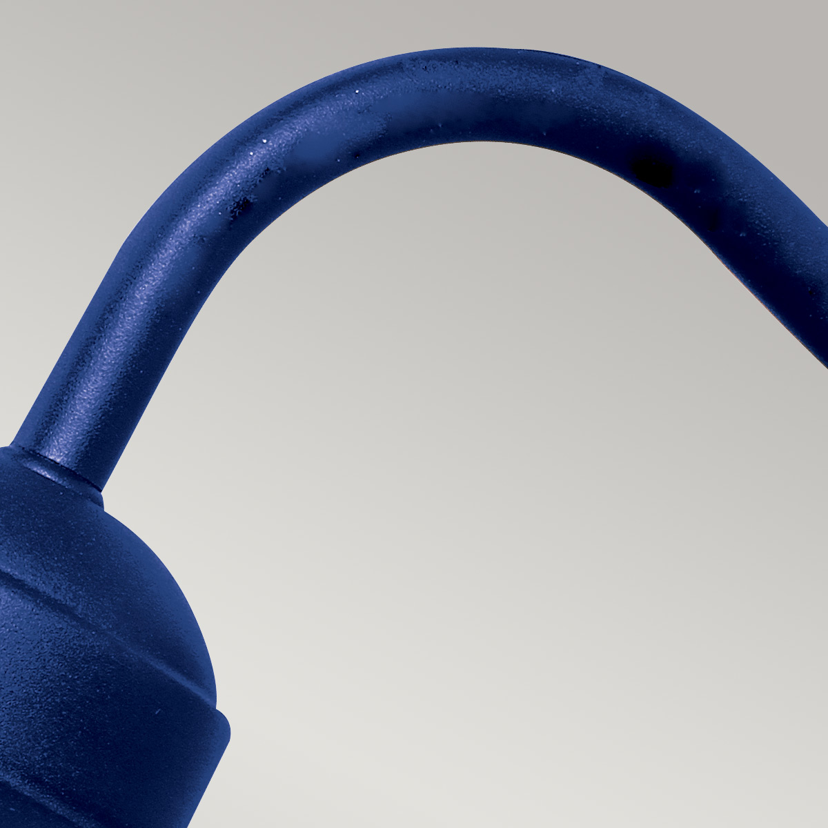 Klampenborg Ø28 Azul marino lámpara de exterior De Elstead Lighting - Tillverkad av rostfritt st&aring;l i marinbl&aring; finish och glas, erbjuder den en robust konstruktion som st&aring;r emot v&auml;der och vind.