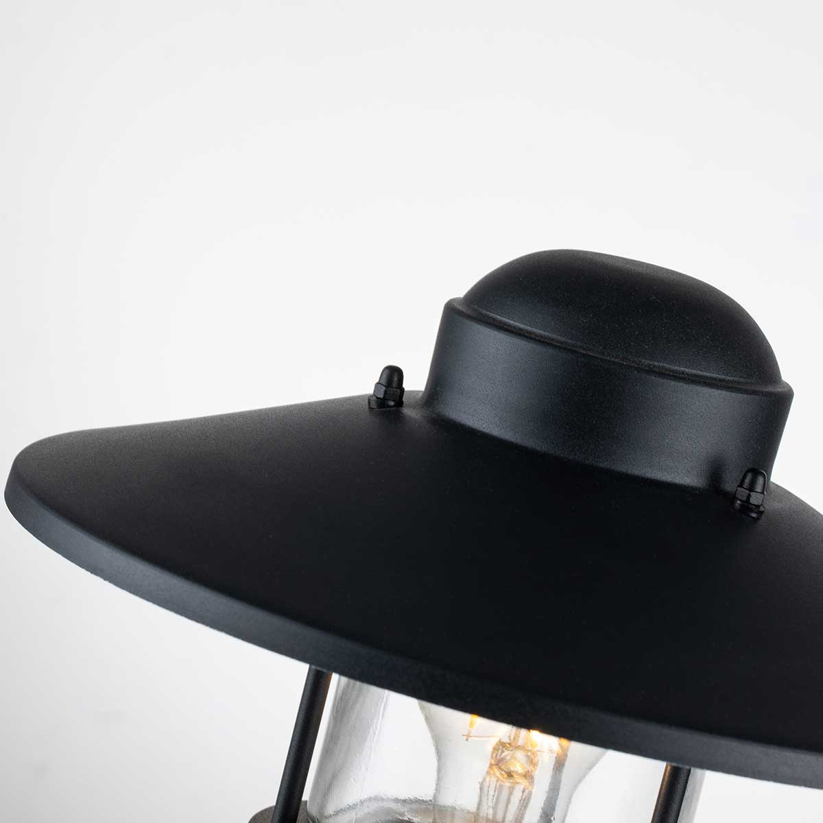 Klampenborg 32cm Negro De Elstead Lighting - Tillverkad av rostfritt st&aring;l i svart finish och glas, erbjuder den en robust konstruktion som st&aring;r emot v&auml;der och vind.