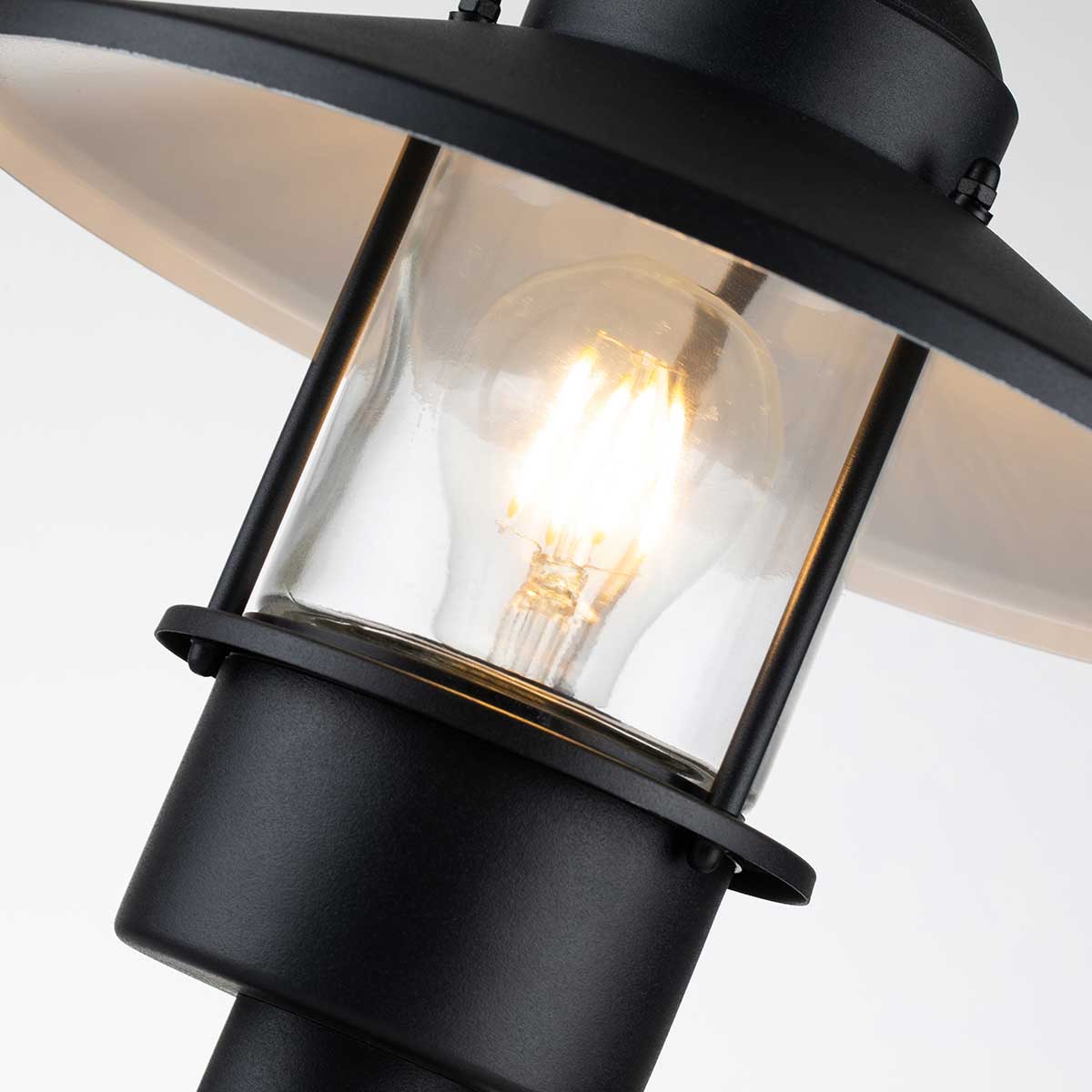 Klampenborg 32cm Negro De Elstead Lighting - Tillverkad av rostfritt st&aring;l i svart finish och glas, erbjuder den en robust konstruktion som st&aring;r emot v&auml;der och vind.