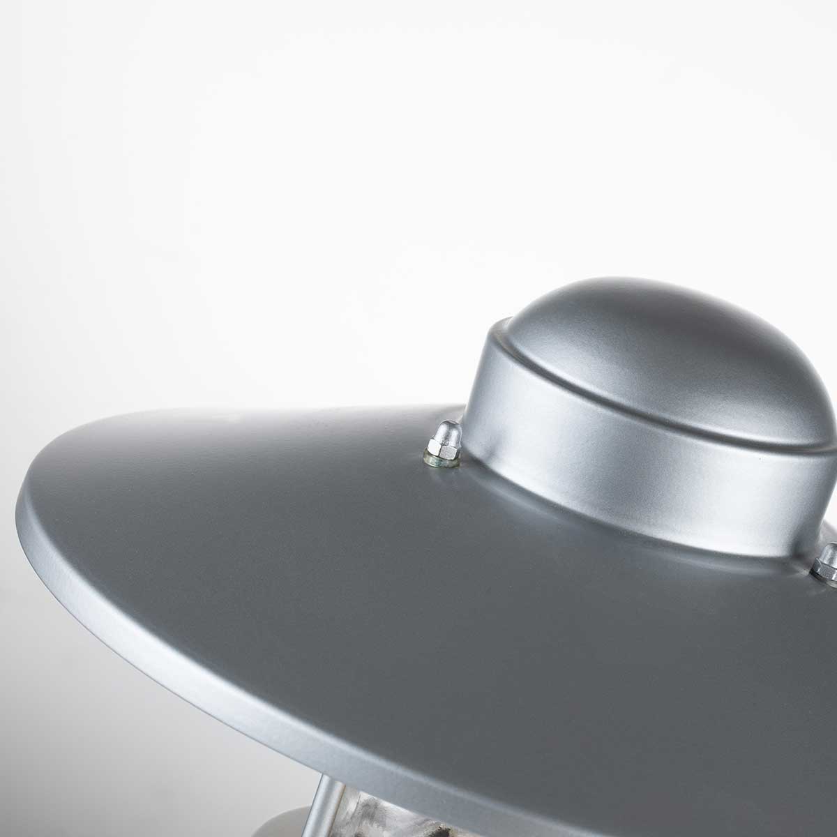 Klampenborg 32cm Plata De Elstead Lighting - Tillverkad av rostfritt st&aring;l i silverfinish och glas, erbjuder den en robust konstruktion som st&aring;r emot v&auml;der och vind.