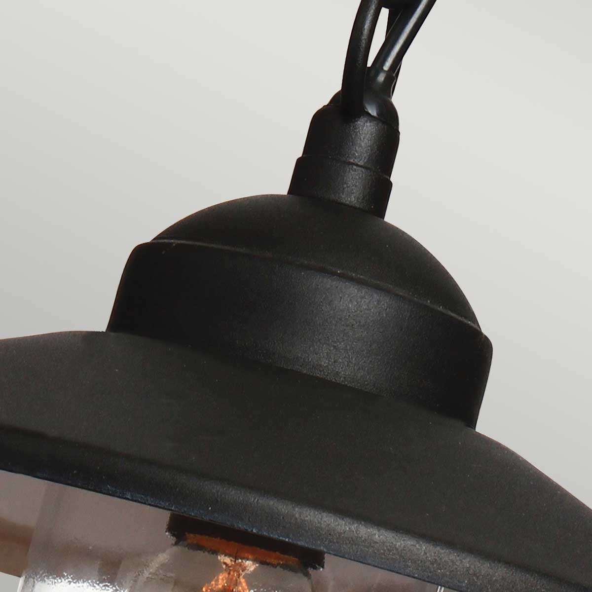 Klampenborg Ø28 Negro De Elstead Lighting - Tillverkad av rostfritt st&aring;l i svart finish och glas, erbjuder den en robust konstruktion som st&aring;r emot v&auml;der och vind.