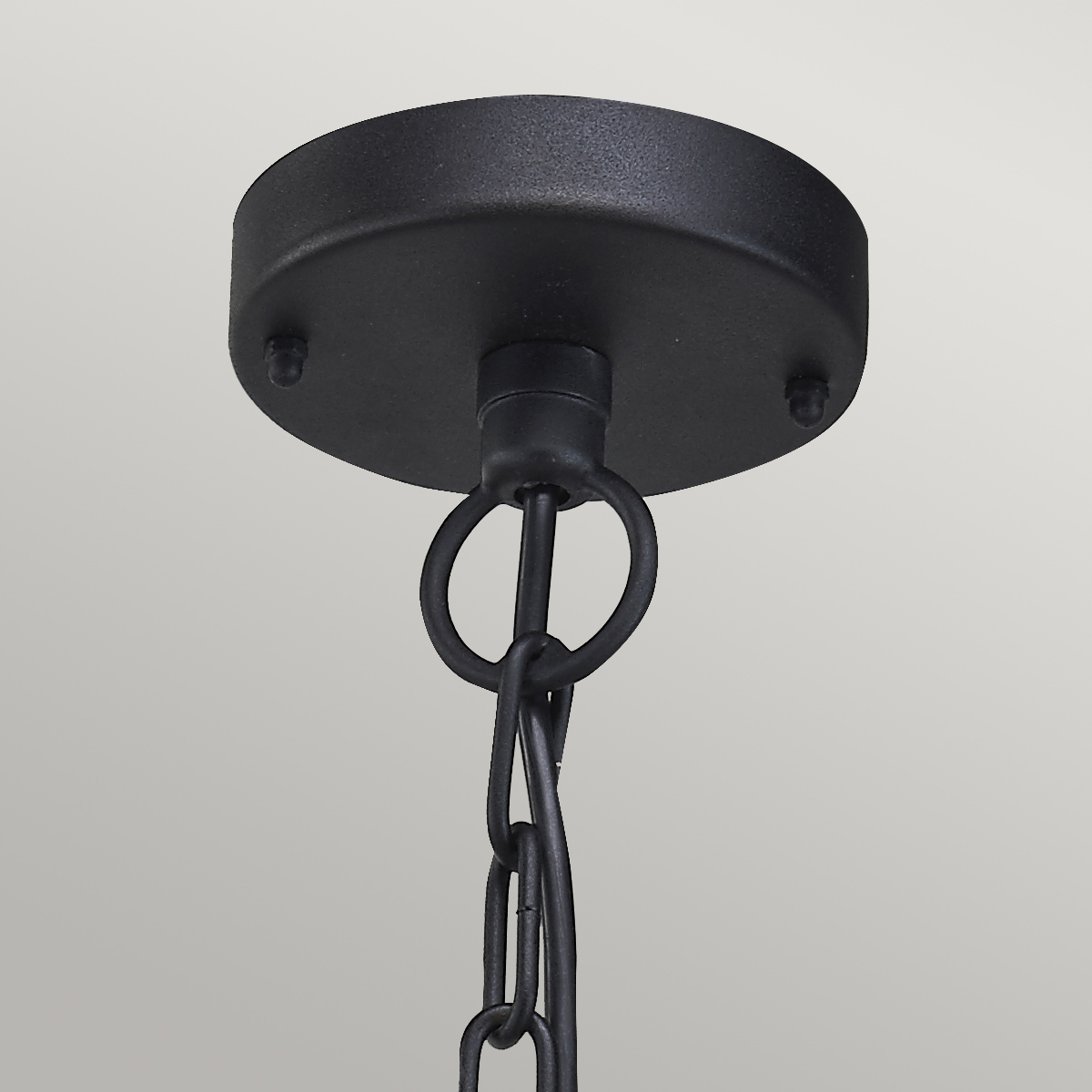 Klampenborg Ø28 Negro De Elstead Lighting - Tillverkad av rostfritt st&aring;l i svart finish och glas, erbjuder den en robust konstruktion som st&aring;r emot v&auml;der och vind.