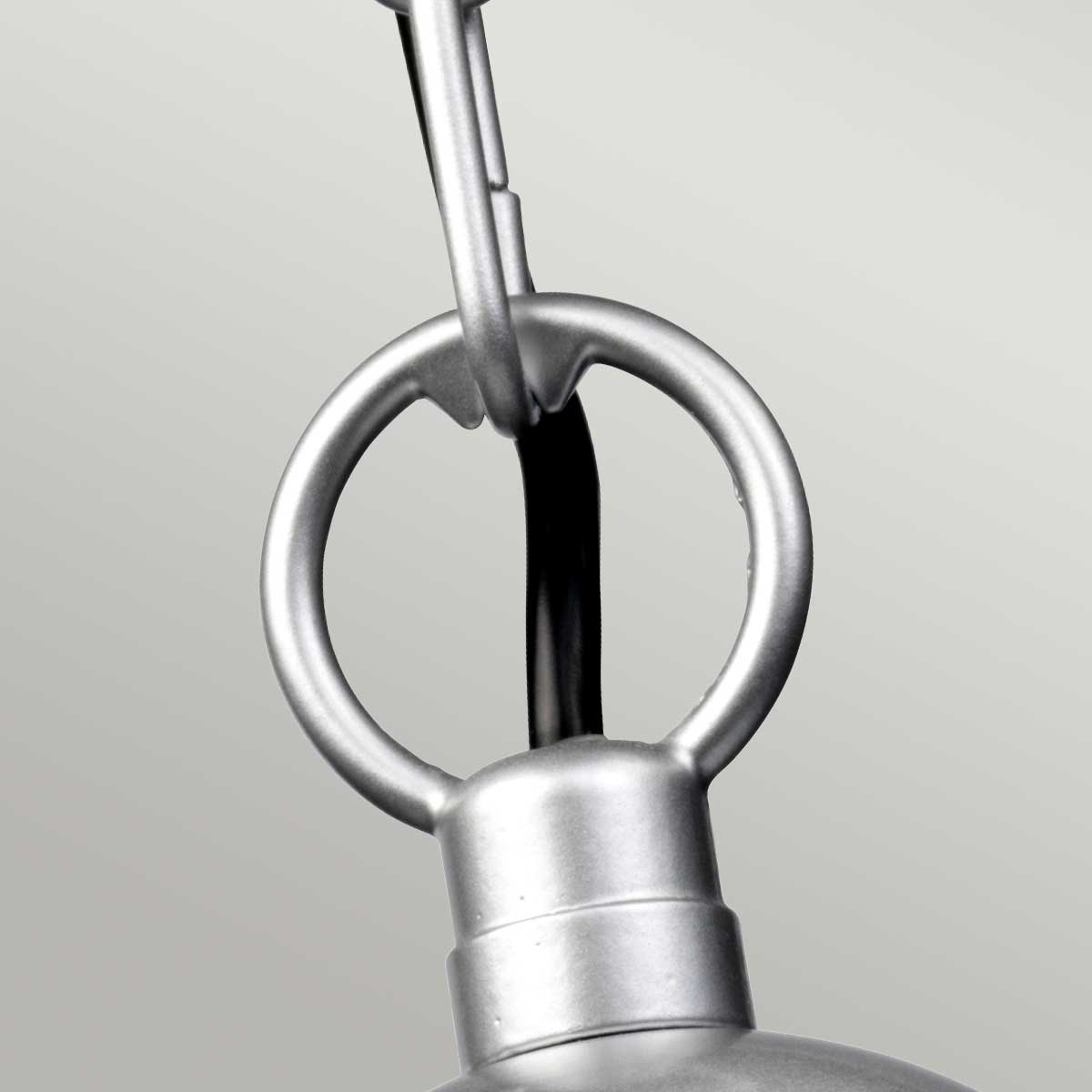 Klampenborg Ø28 Plata De Elstead Lighting - Tillverkad av rostfritt st&aring;l i silverfinish och glas, erbjuder den en robust konstruktion som st&aring;r emot v&auml;der och vind.