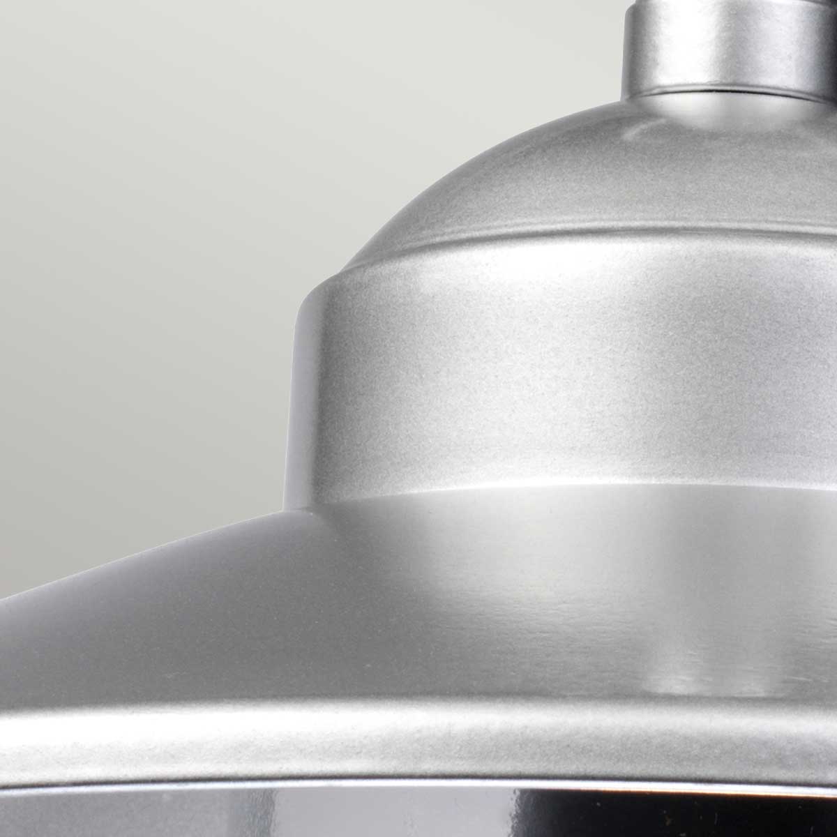 Klampenborg Ø28 Plata De Elstead Lighting - Tillverkad av rostfritt st&aring;l i silverfinish och glas, erbjuder den en robust konstruktion som st&aring;r emot v&auml;der och vind.