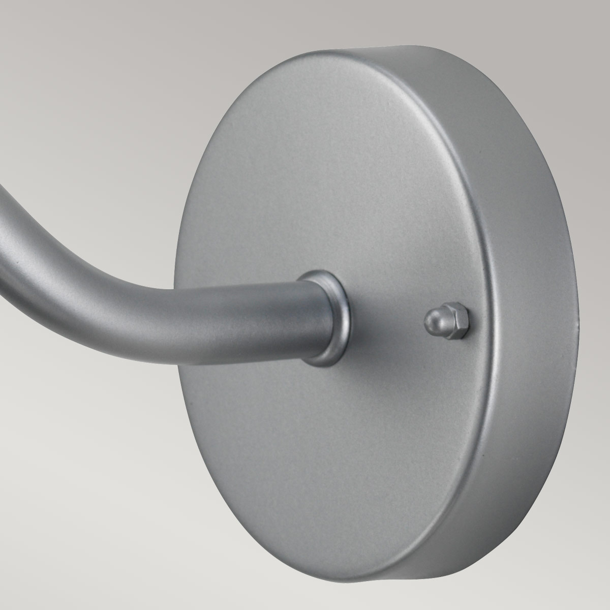 Klampenborg Ø28 Plata lámpara de exterior De Elstead Lighting - Tillverkad av rostfritt st&aring;l i silverfinish och glas, erbjuder den en robust konstruktion som st&aring;r emot v&auml;der och vind.