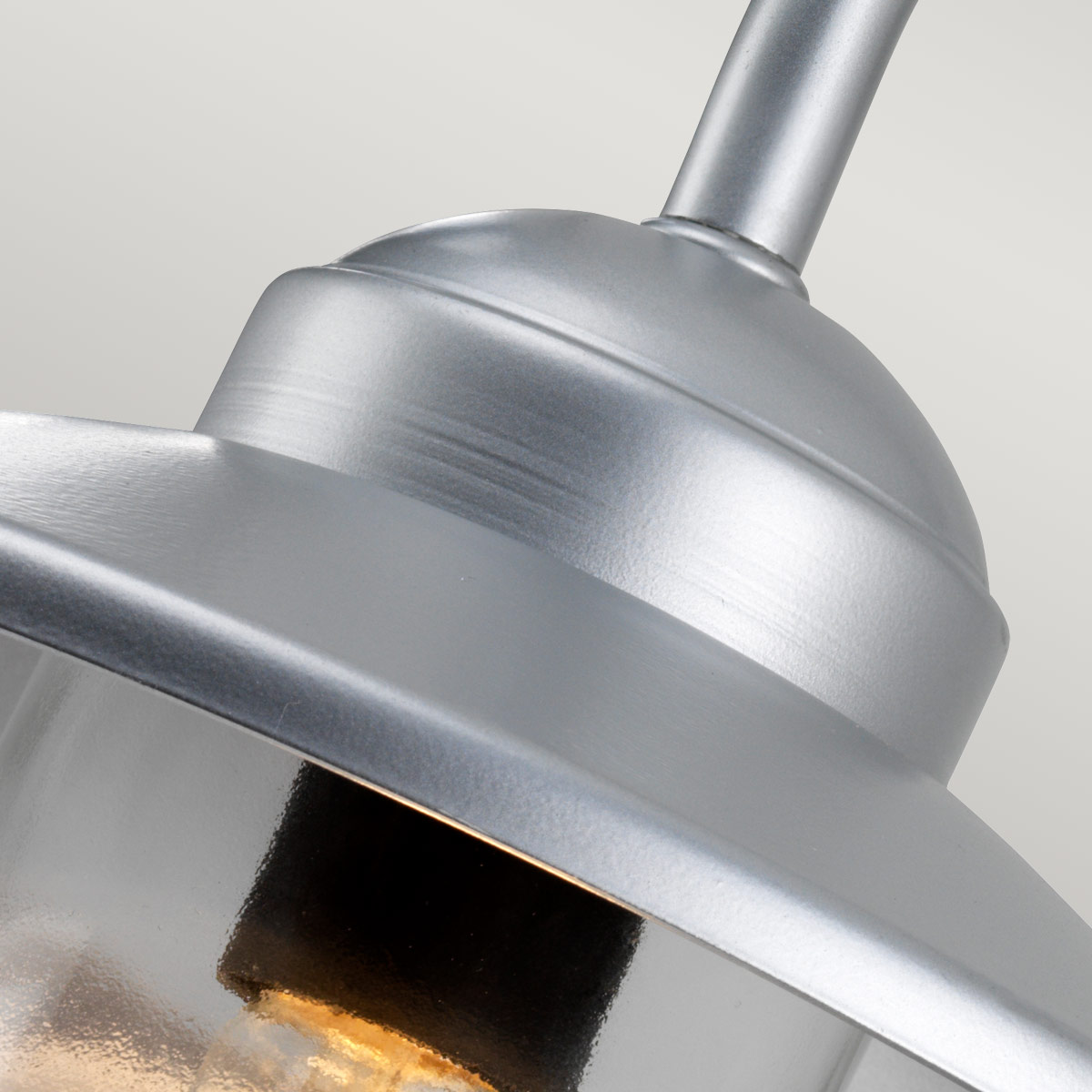 Klampenborg Ø28 Plata lámpara de exterior De Elstead Lighting - Tillverkad av rostfritt st&aring;l i silverfinish och glas, erbjuder den en robust konstruktion som st&aring;r emot v&auml;der och vind.