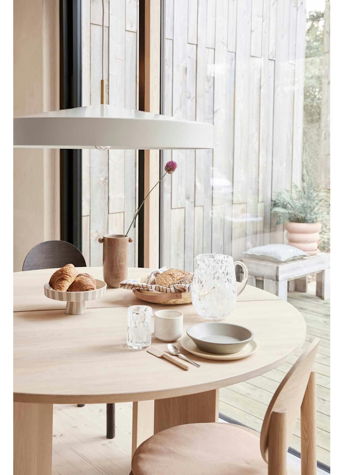 Hatto Ø65 Blanco Lámpas de techo De OYOY - La pantalla en forma de sombrero, inspirada en la palabra japonesa "hatto", le da un aspecto moderno que se adapta a cualquier hogar.