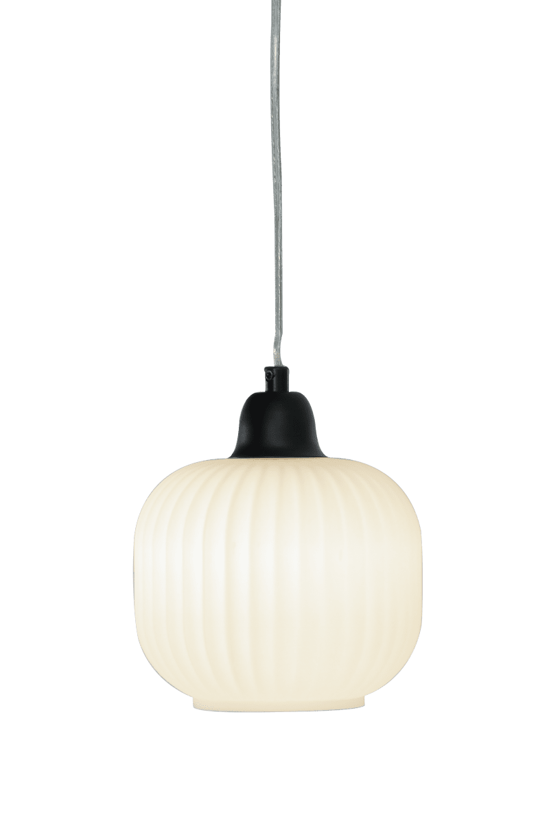 Imagen ampliada de Elin Ø15 Blanco lámpara de ventana De Aneta Lighting - La lámpara de ventana Elin impresiona por su elegante diseño de metal negro y su pantalla decorativa de vidrio blanco acanalado, que emite una luz suave y hermosa.