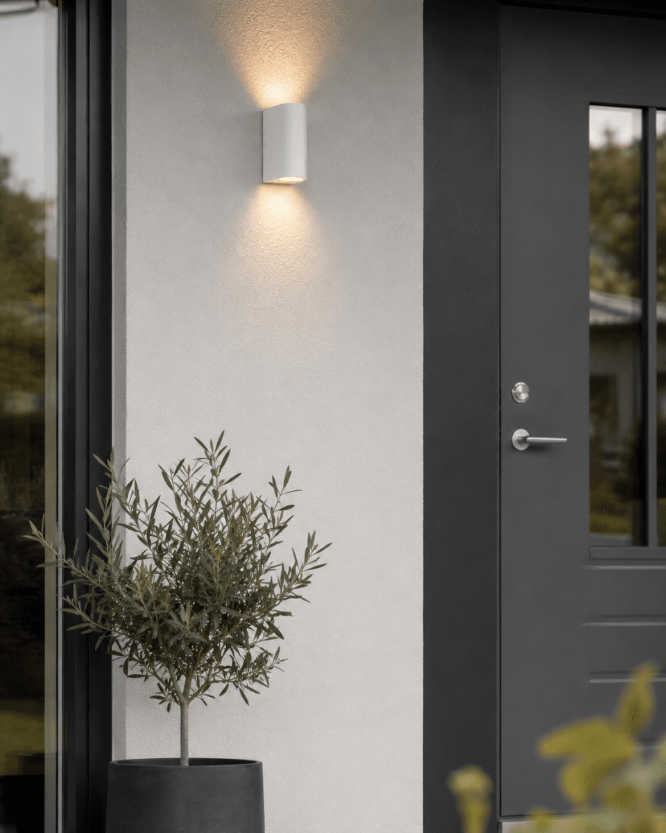 Tor Duo Blanco lámpara de exterior De Lampan - Lampan lyser fint ner och upp p&aring; v&auml;ggen och skapar en h&auml;rlig atmosf&auml;r.