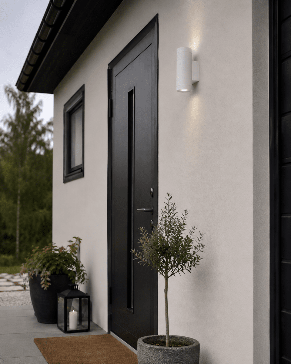 Oden Duo Blanco lámpara de exterior De Lampan - Lampan lyser fint b&aring;de upp och ner p&aring; v&auml;ggen.
