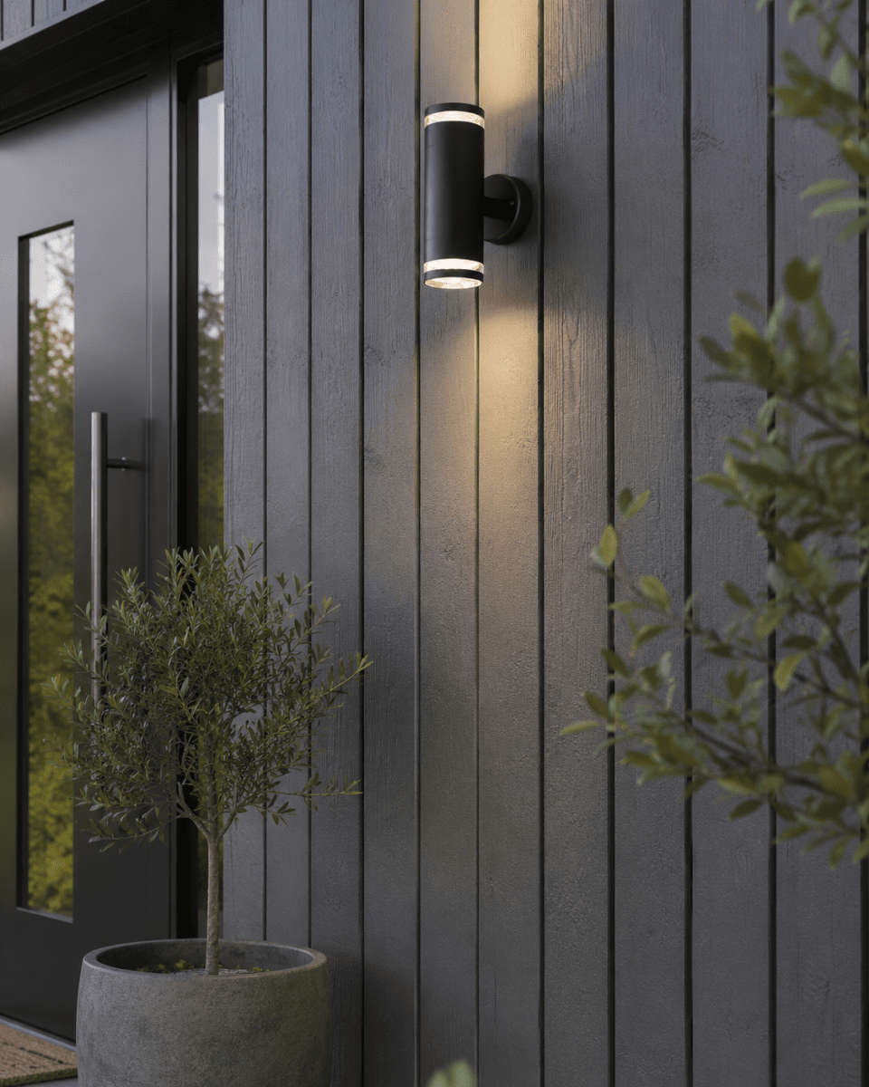 Cylinder Duo Negro lámpara de exterior De Lampan - Lampan lyser fint b&aring;de upp och ner p&aring; v&auml;ggen.