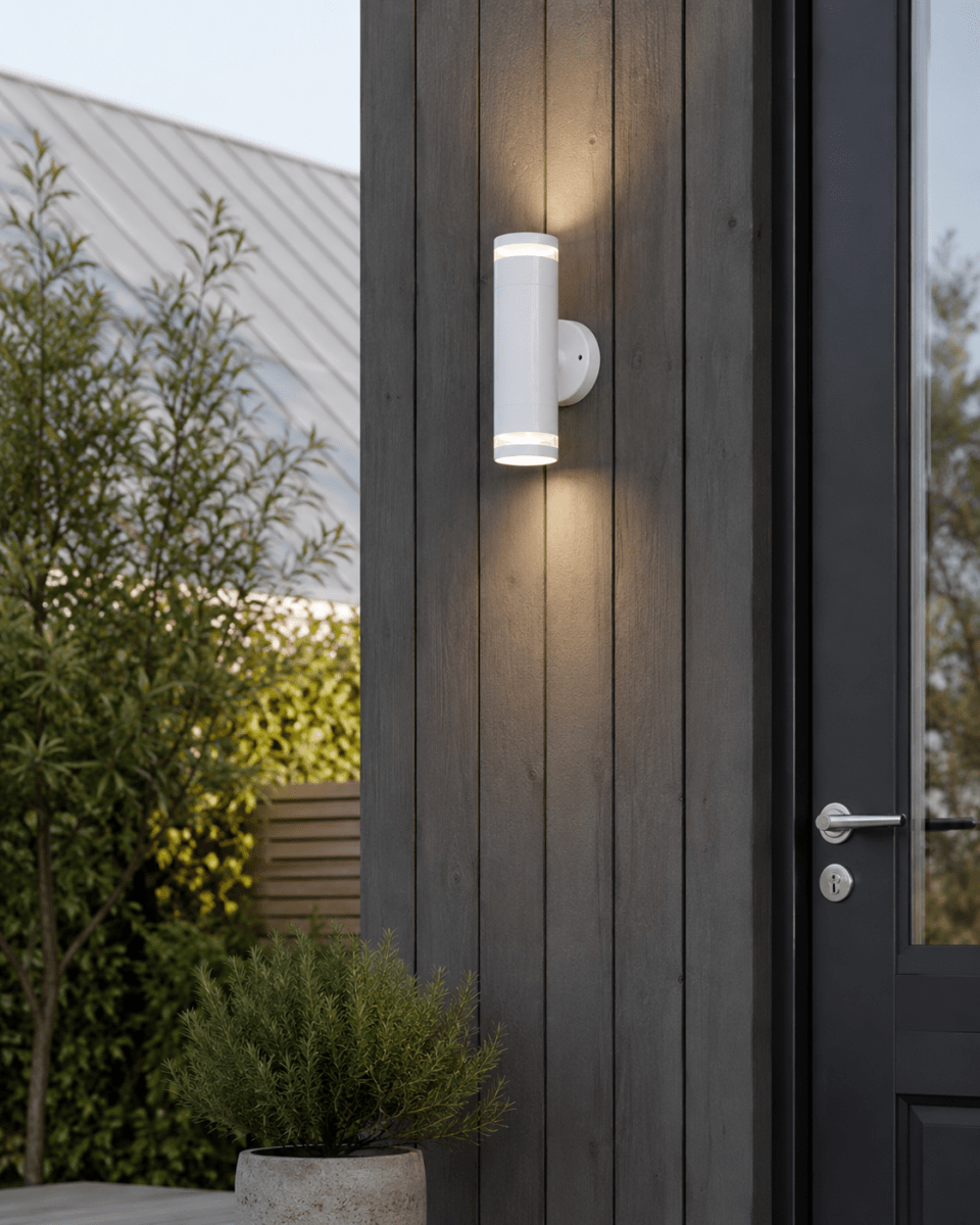 Cylinder Duo Blanco lámpara de exterior De Lampan - Lampan lyser fint b&aring;de upp och ner p&aring; v&auml;ggen.