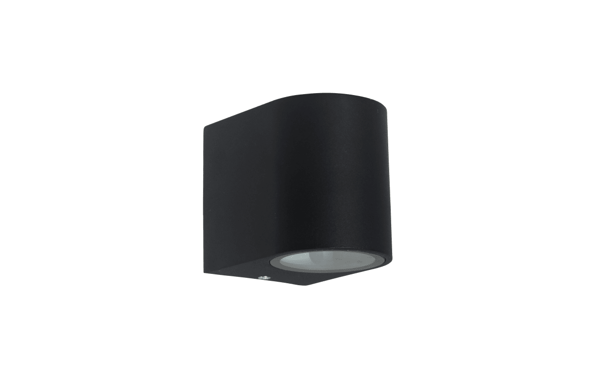 Tor Single Negro lámpara de exterior De Lampan - Lampan lyser fint ner p&aring; v&auml;ggen och skapar en h&auml;rlig atmosf&auml;r.