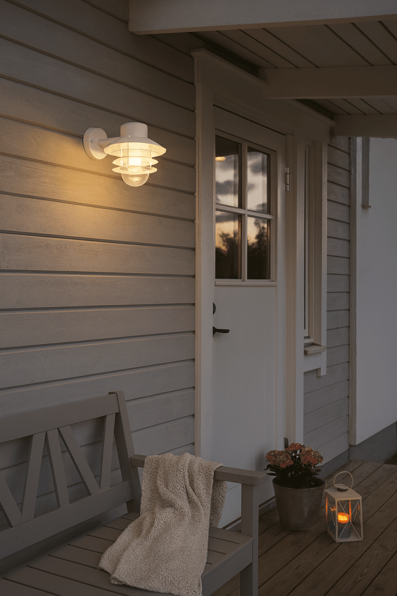 Ystad Blanco lámpara de exterior De Nordic Lighting - El aplique de pared Ystad es una l&aacute;mpara de exterior cl&aacute;sica y elegante, fabricada en acero inoxidable con cristal transparente.