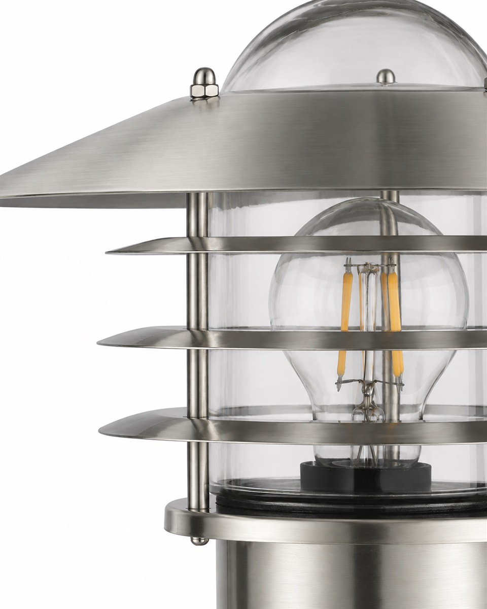 Kalmar acero cepillado lámpara de exterior De Nordic Lighting - La luz se difunde suavemente a trav&eacute;s del cristal, creando un ambiente acogedor en la entrada, la fachada o la pared de la casa.