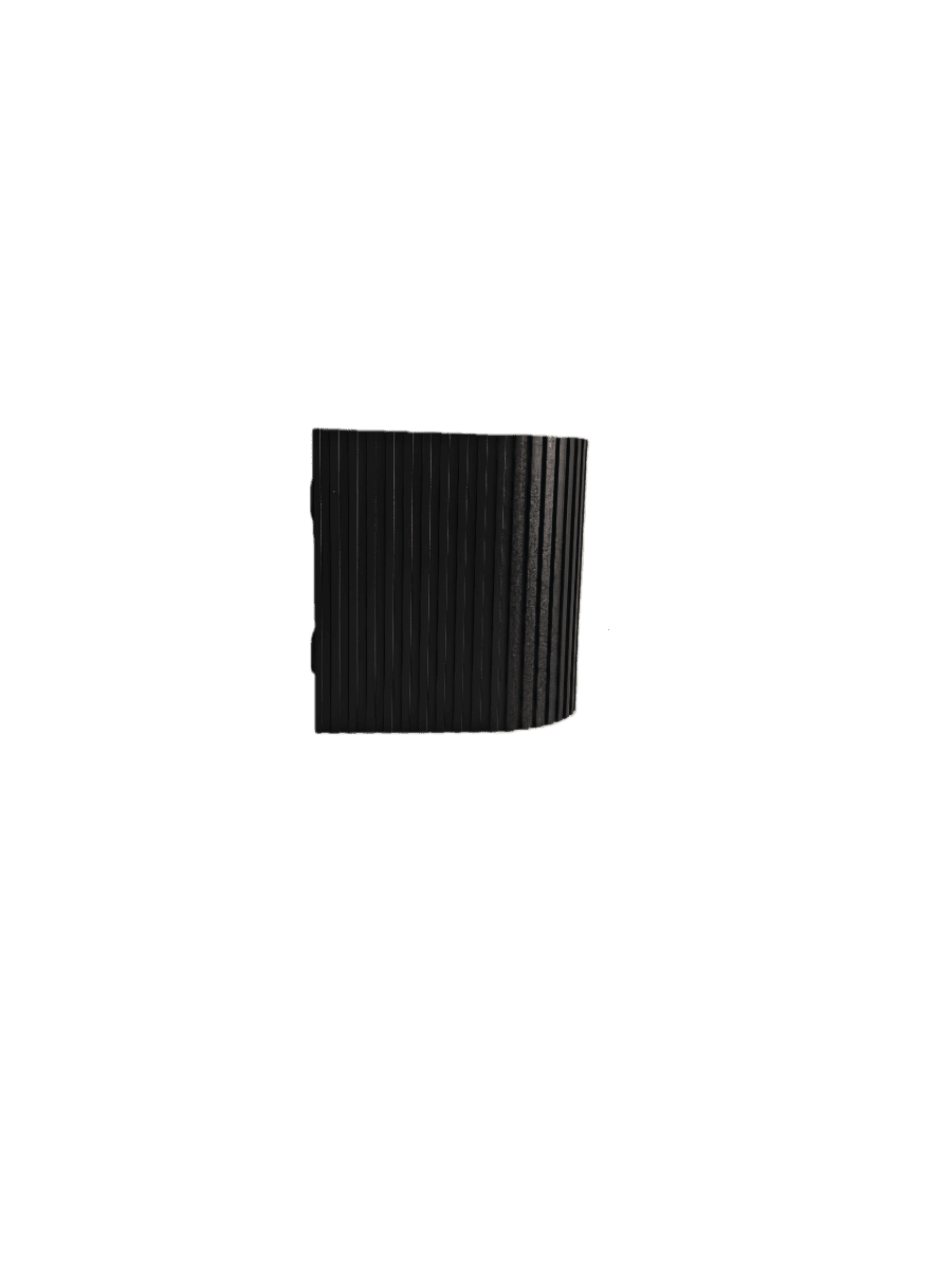 Freja Single Negro lámpara de exterior De Lampan - Fabricada en metal lacado en negro con una textura decorativa acanalada, le confiere a la l&aacute;mpara un aspecto vibrante y exclusivo.