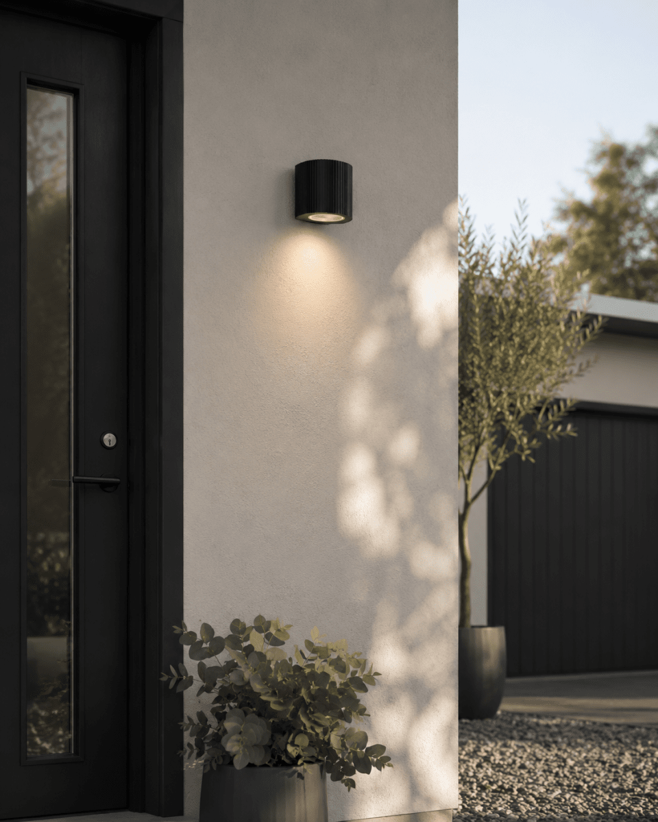 Freja Single Negro lámpara de exterior De Lampan - Fabricada en metal lacado en negro con una textura decorativa acanalada, le confiere a la l&aacute;mpara un aspecto vibrante y exclusivo.