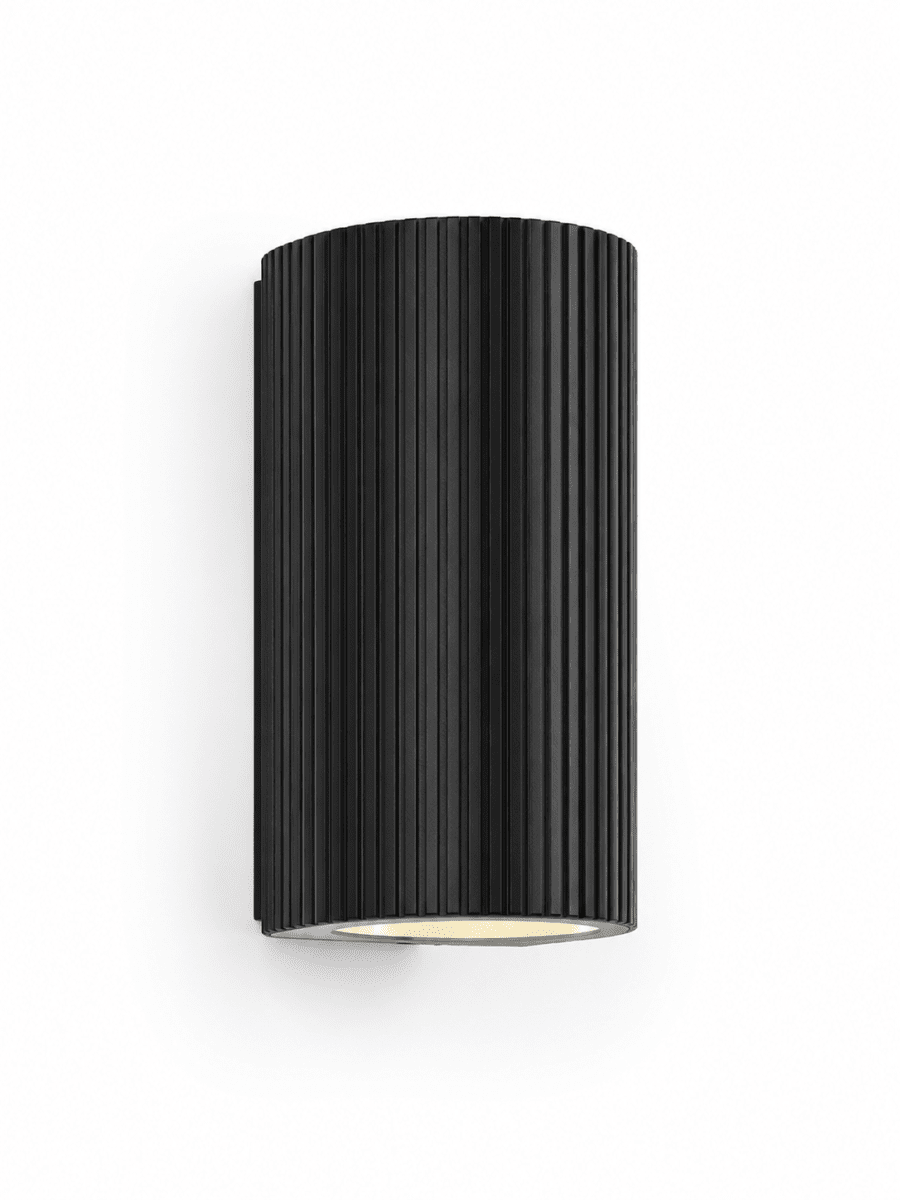 Freja Duo Negro lámpara de exterior De Lampan - Fabricada en metal lacado en negro con una textura decorativa acanalada, la l&aacute;mpara irradia un aspecto vibrante y exclusivo.