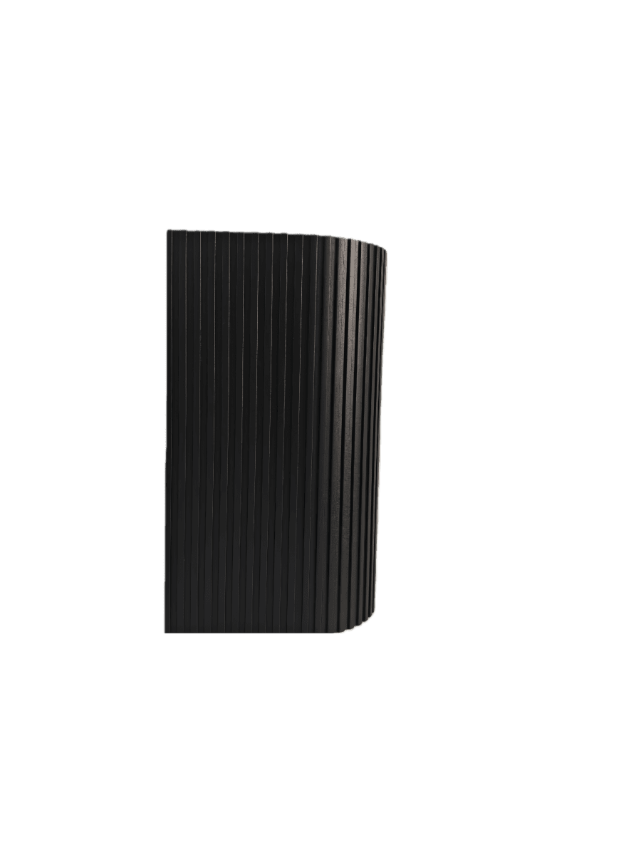 Freja Duo Negro lámpara de exterior De Lampan - Fabricada en metal lacado en negro con una textura decorativa acanalada, la l&aacute;mpara irradia un aspecto vibrante y exclusivo.