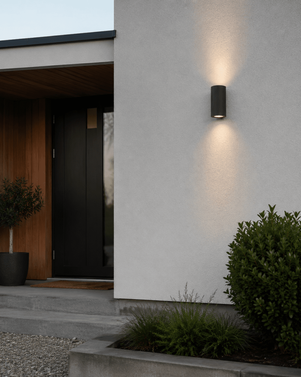 Freja Duo Antracita lámpara de exterior De Lampan - Fabricada en metal lacado en antracita con una textura decorativa acanalada, la l&aacute;mpara irradia un aspecto vibrante y exclusivo.