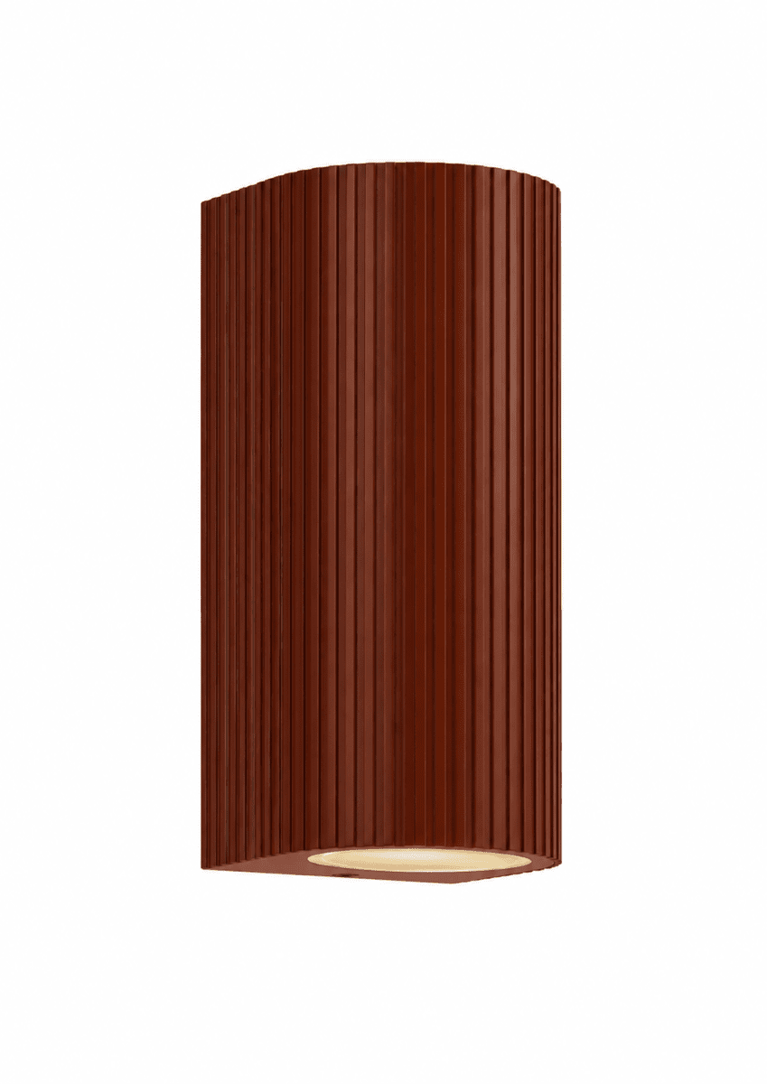 Freja Duo Óxido lámpara de exterior De Lampan - Fabricada en metal con un acabado en color naranja &oacute;xido y una textura decorativa acanalada, le confiere un aspecto vibrante y exclusivo.