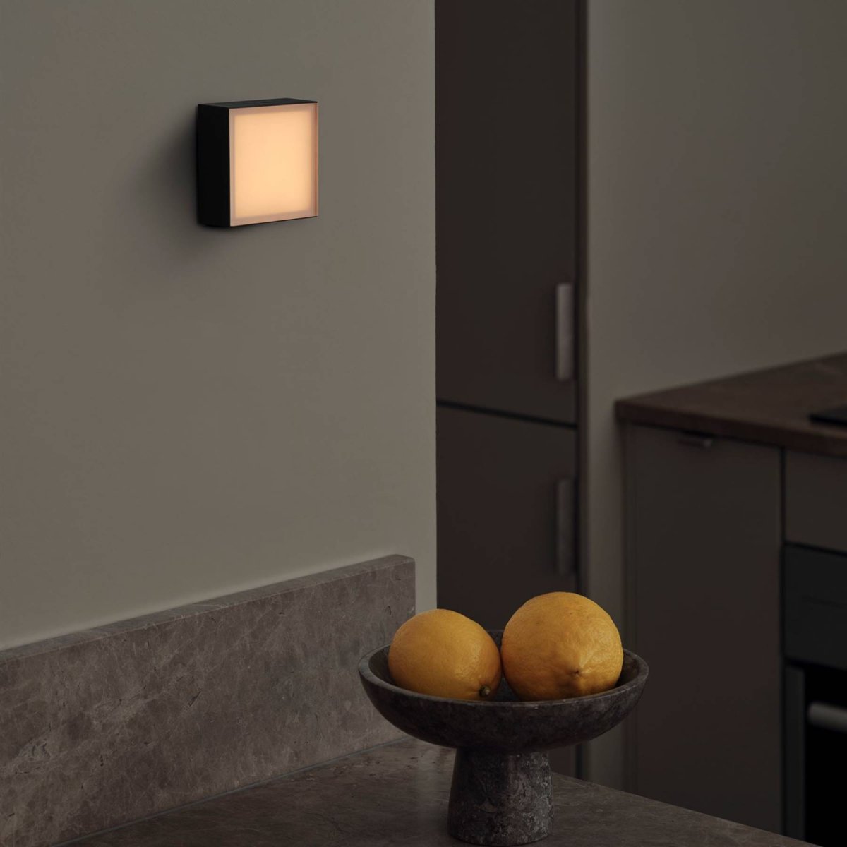 LAMP 1 - EU Negro De Avolt - La lámpara está fabricada en policarbonato y cuenta con una cubierta de vidrio esmerilado y texturizado que difunde la luz de forma suave y agradable.