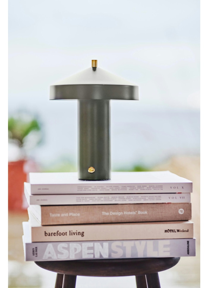 Hatto 25cm Verde portátil De OYOY - Con tres niveles de atenuaci&oacute;n y un LED de bajo consumo, ofrece una luz agradable y personalizable para diferentes necesidades.