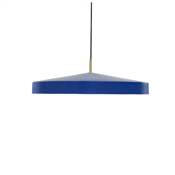 Hatto Ø65 Azul Lámpas de techo De OYOY - La pantalla en forma de sombrero, inspirada en la palabra japonesa "hatto", le da un aspecto moderno que se adapta a cualquier hogar.