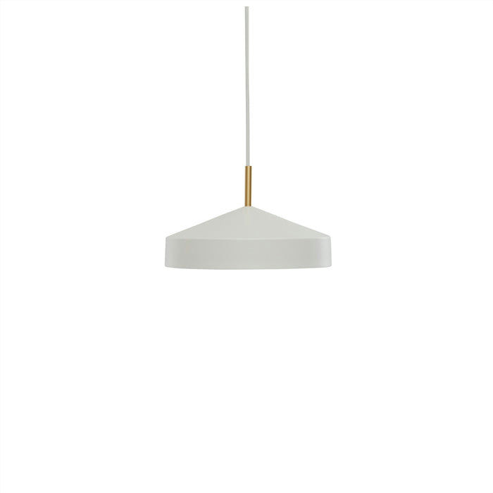 Hatto Ø30 Blanco Lámpas de techo De OYOY - La pantalla en forma de sombrero, inspirada en la palabra japonesa "hatto", le da un aspecto moderno que se adapta a cualquier hogar.