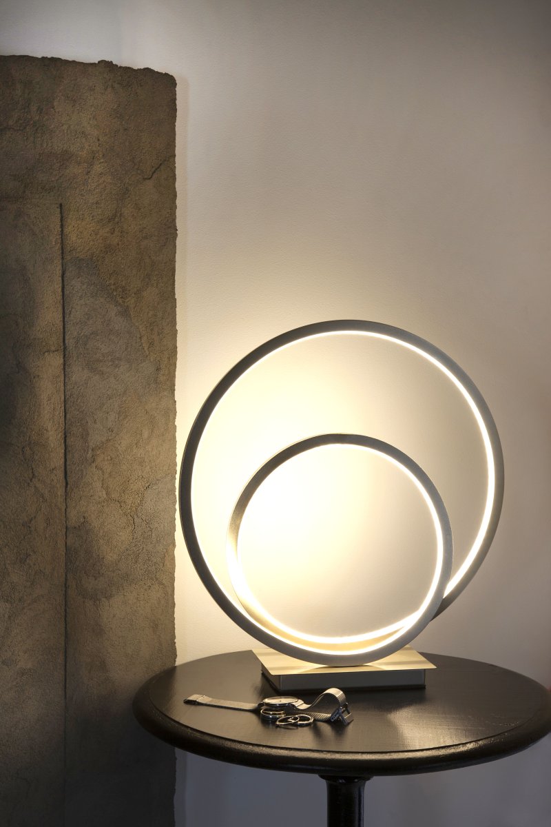 Loop 37cm Acero lámpara de mesa De Aneta Lighting - LED integrado de 14 W, regulable mediante un regulador de 3 pasos en la base de la lámpara.