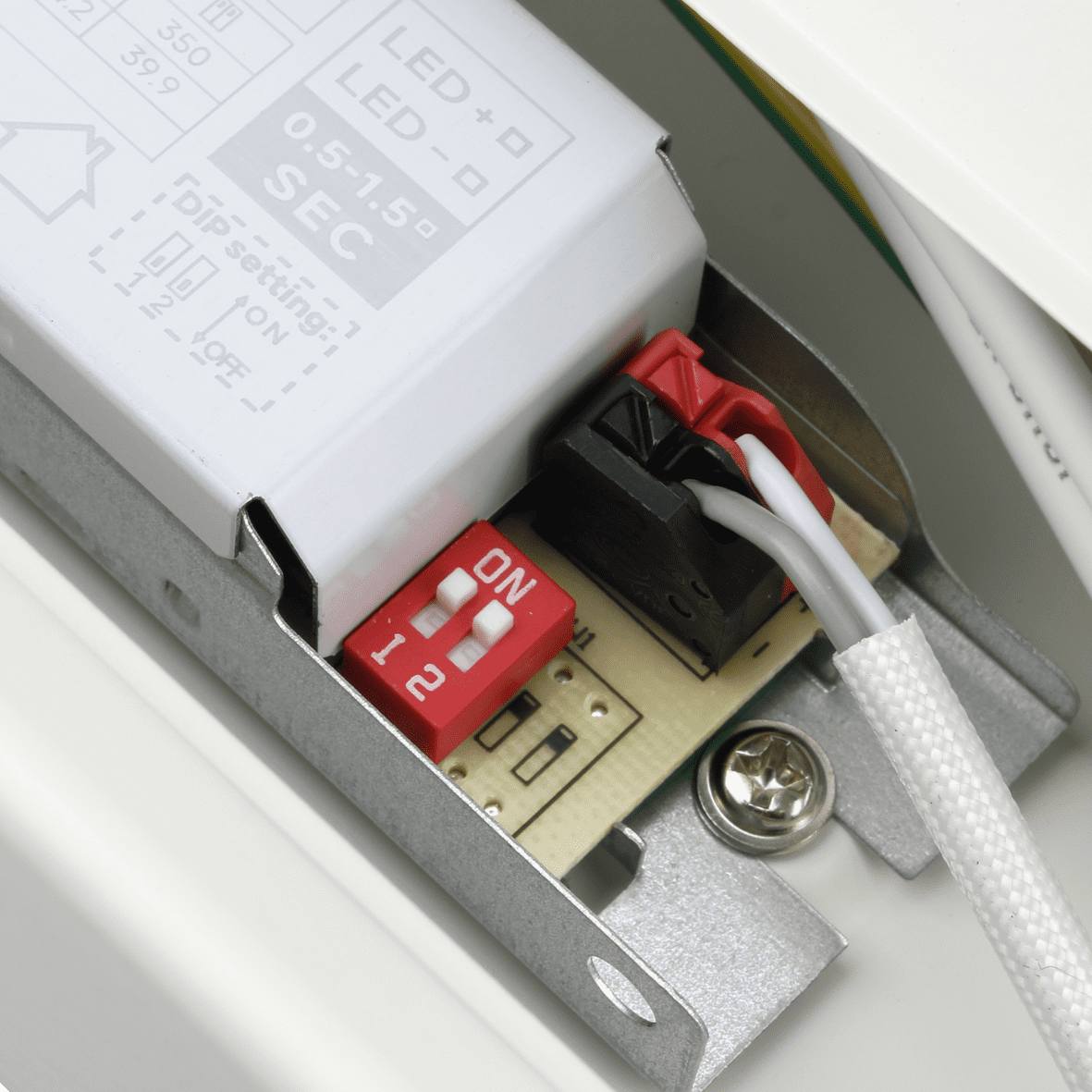 Liny Basic 4000K 130cm Blanco De Designlight - Las entradas de cables se encuentran en los extremos y en la parte posterior de la luminaria, as&iacute; como en el centro y en el lateral.