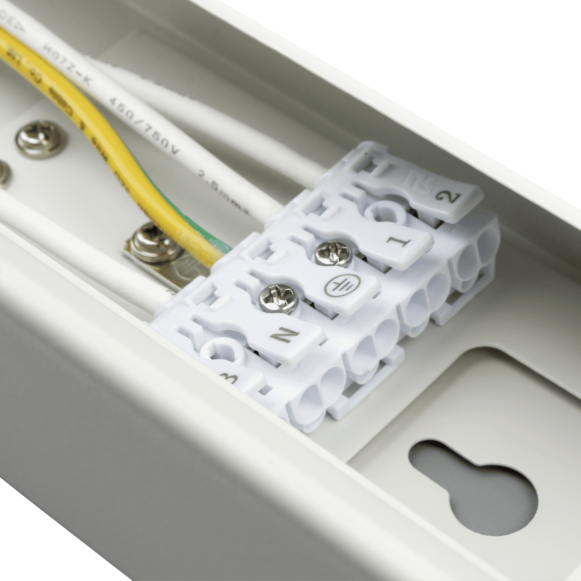 Liny Basic 4000K 130cm Blanco De Designlight - Las entradas de cables se encuentran en los extremos y en la parte posterior de la luminaria, as&iacute; como en el centro y en el lateral.