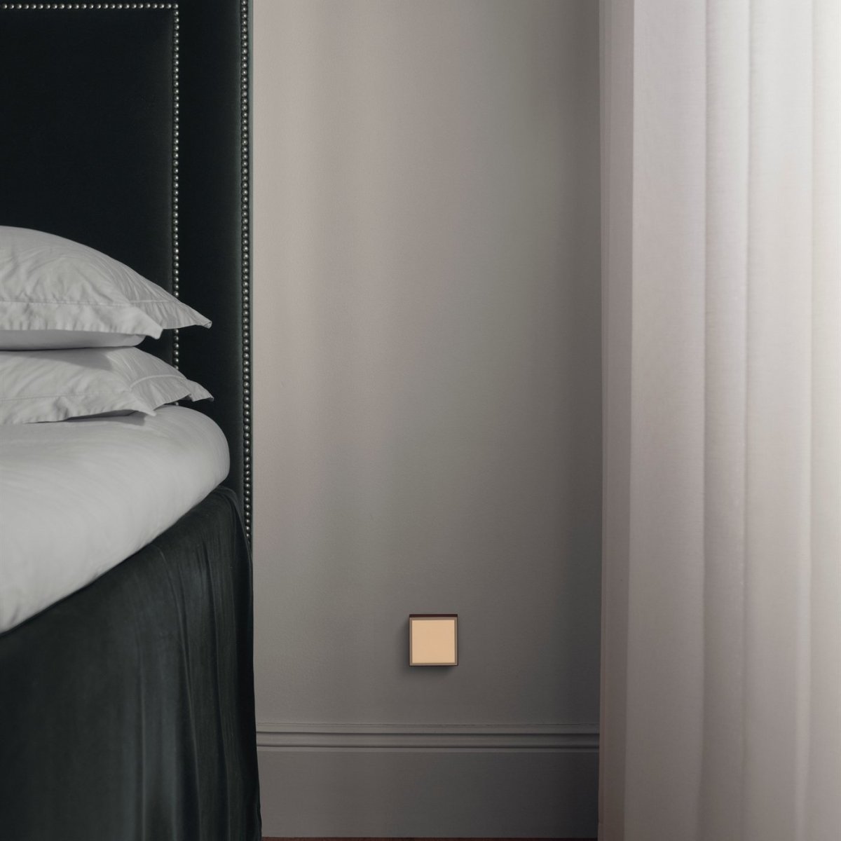 LAMP 1 - EU borgoña De Avolt - La lámpara está fabricada en policarbonato y cuenta con una cubierta de vidrio esmerilado y texturizado que difunde la luz de forma suave y agradable.