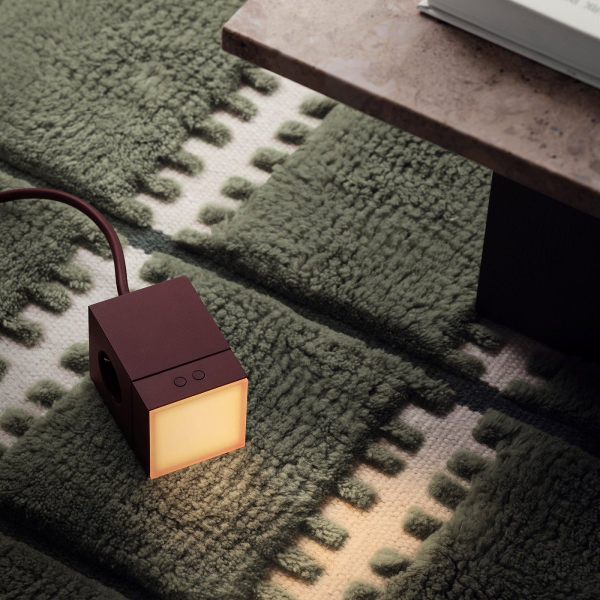 LAMP 1 - EU borgoña De Avolt - La lámpara está fabricada en policarbonato y cuenta con una cubierta de vidrio esmerilado y texturizado que difunde la luz de forma suave y agradable.