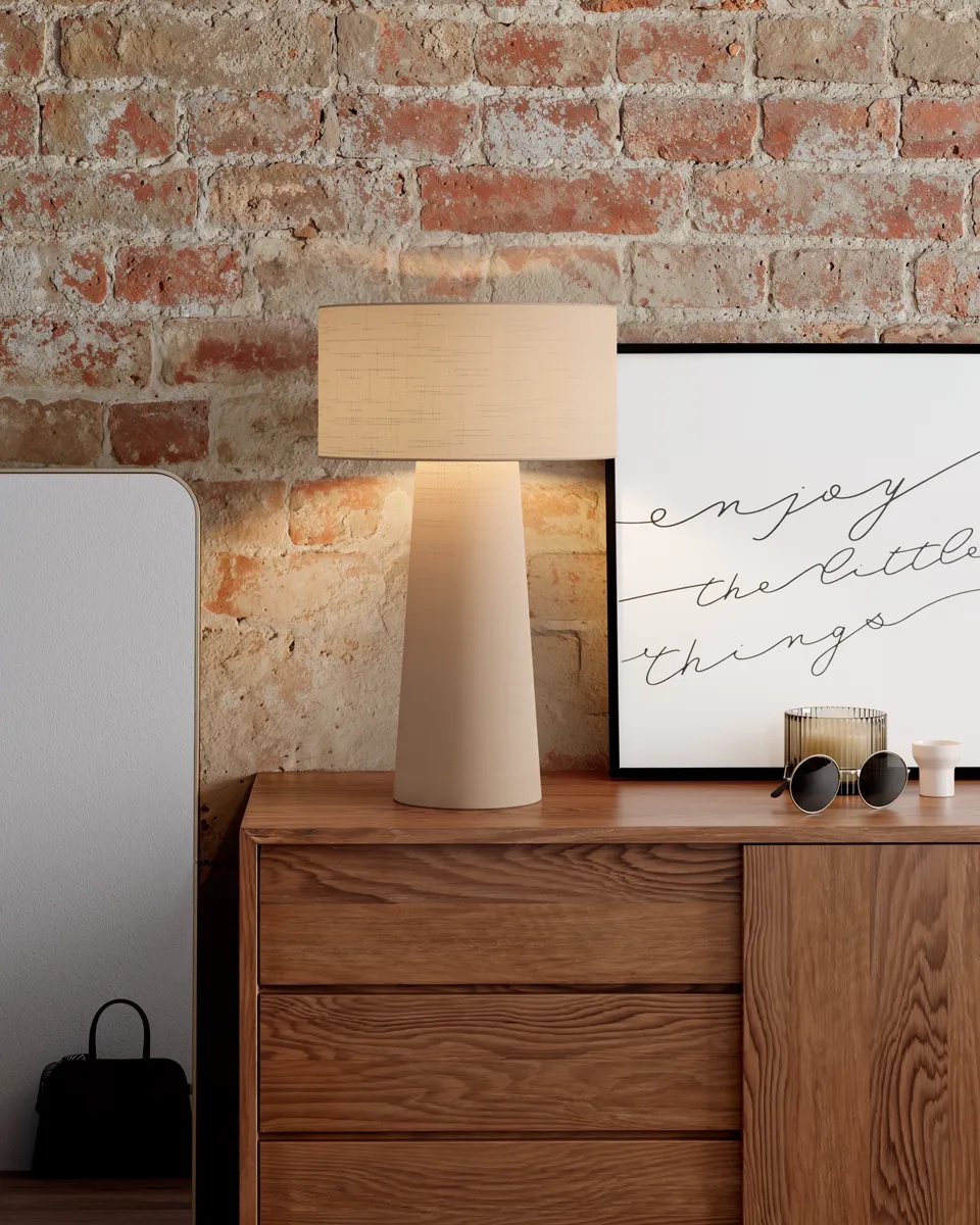 Linum 50cm Beige lámpara de mesa De By Rydéns - El tejido de lino proporciona una luz c&aacute;lida y agradable, mientras que el parasol integrado garantiza una distribuci&oacute;n suave de la luz y crea un ambiente acogedor.