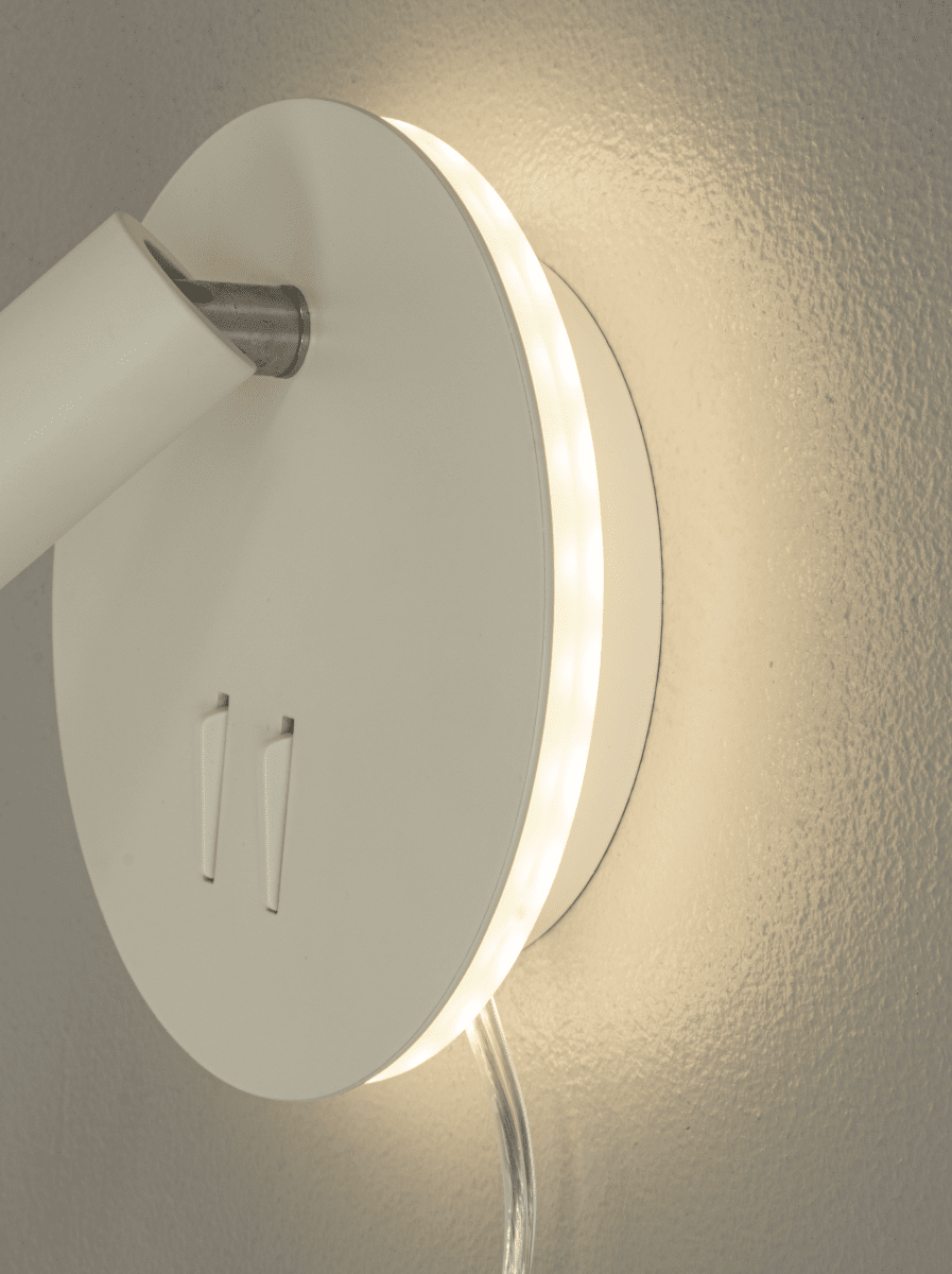 Ace Blanco lámpara de lectura De Aneta Lighting - La lámpara tiene una luz de lectura con cabezal orientable así como una iluminación indirecta que ilumina la pared alrededor de la lámpara.