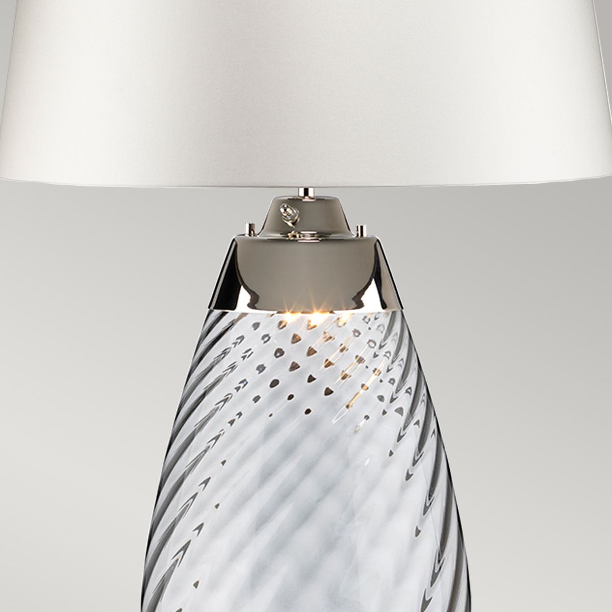 Lena 74cm Blanco/humo lámpara de mesa De Elstead Lighting - Sk&auml;rmen &auml;r av satinmjuk textil i en offwhite f&auml;rg med en matt silverlaminerad insida.