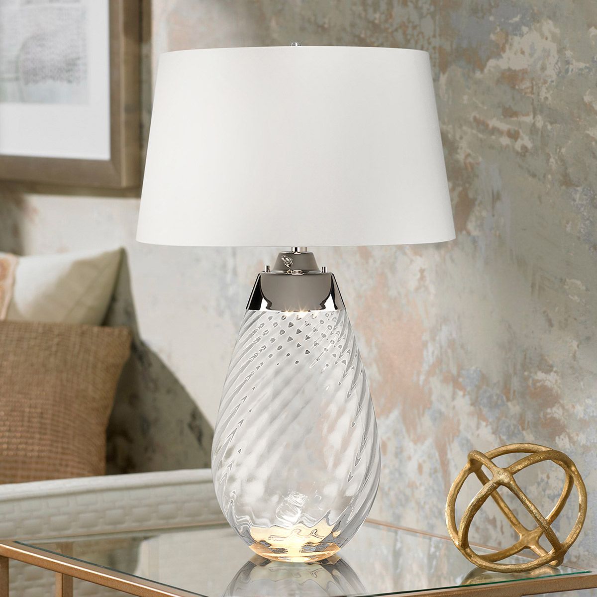Lena 74cm Blanco/humo lámpara de mesa De Elstead Lighting - Sk&auml;rmen &auml;r av satinmjuk textil i en offwhite f&auml;rg med en matt silverlaminerad insida.