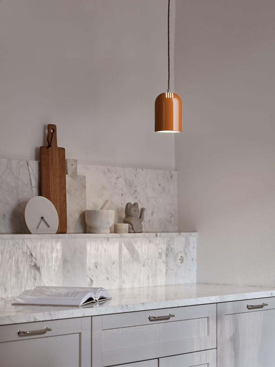 Lennon Ø12 naranja oscuro lámpara de ventana De CO Bankeryd - La l&aacute;mpara se puede colgar individualmente sobre un banco de trabajo en la cocina, en una ventana o en grupo sobre la mesa del comedor.