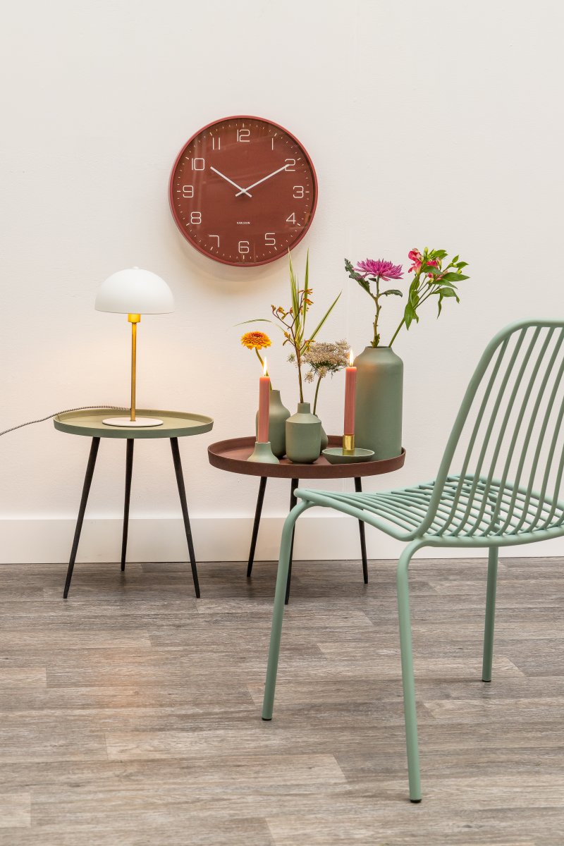 Bonnet 40cm Blanco lámpara de mesa De Leitmotiv - Su pantalla blanca y los elegantes detalles en latón le dan un aspecto moderno y sofisticado, mientras que la lámpara emite una luz cálida y agradable.