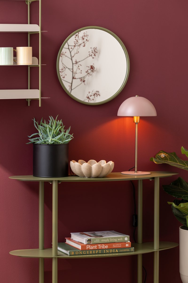 Bonnet 40cm Rosa lámpara de mesa De Leitmotiv - Su pantalla rosa empolvado y sus elegantes detalles en lat&oacute;n le dan un aspecto moderno y sofisticado, mientras que la l&aacute;mpara emite una luz c&aacute;lida y agradable.