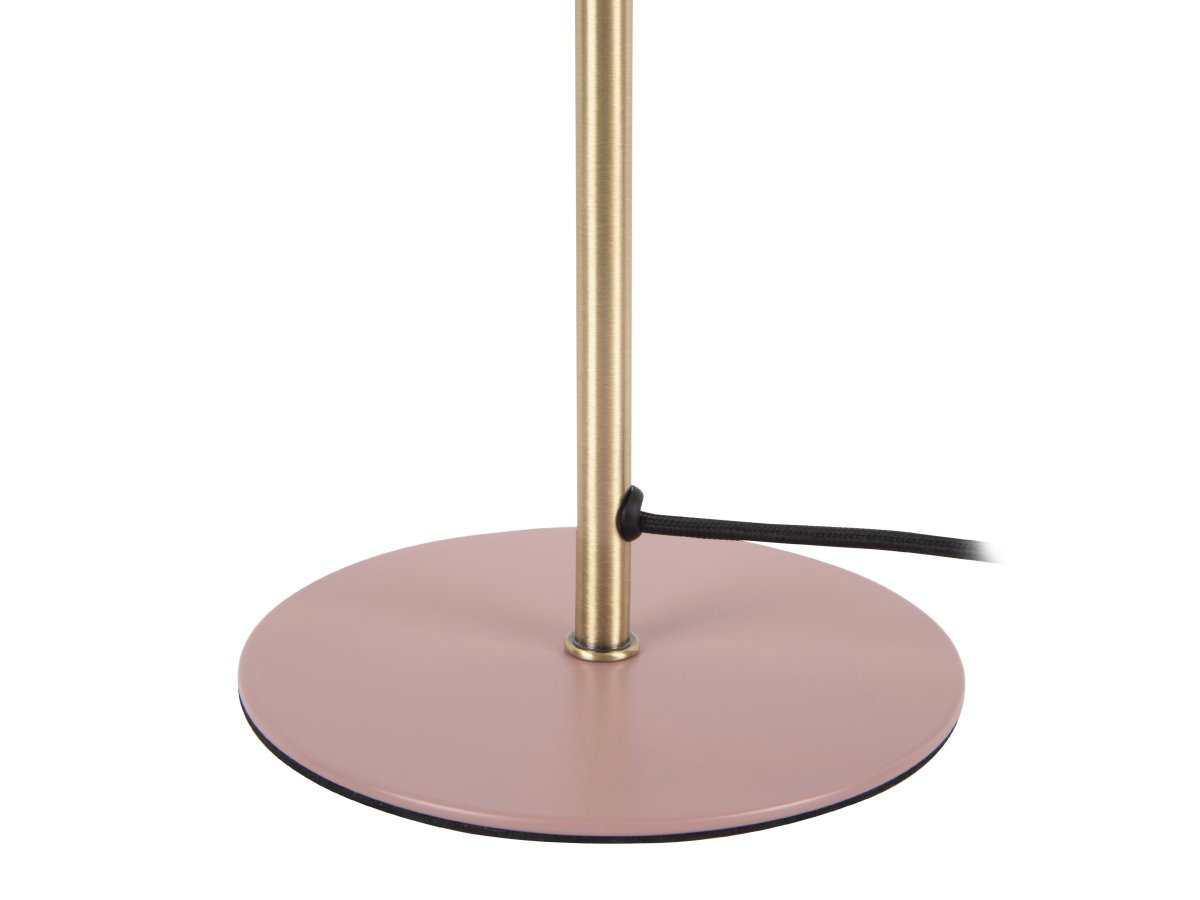 Bonnet 40cm Rosa lámpara de mesa De Leitmotiv - Su pantalla rosa empolvado y sus elegantes detalles en lat&oacute;n le dan un aspecto moderno y sofisticado, mientras que la l&aacute;mpara emite una luz c&aacute;lida y agradable.