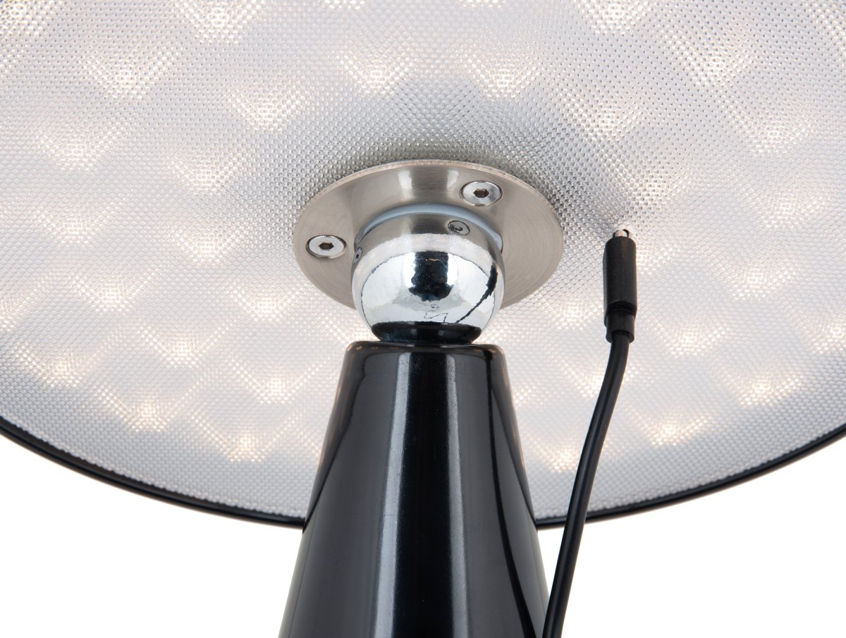 Phoebe LED 26cm Negro portátil De Leitmotiv - La lámpara es regulable en tres niveles mediante el botón táctil de la pantalla y ofrece hasta 8 horas de luz con una carga completa.