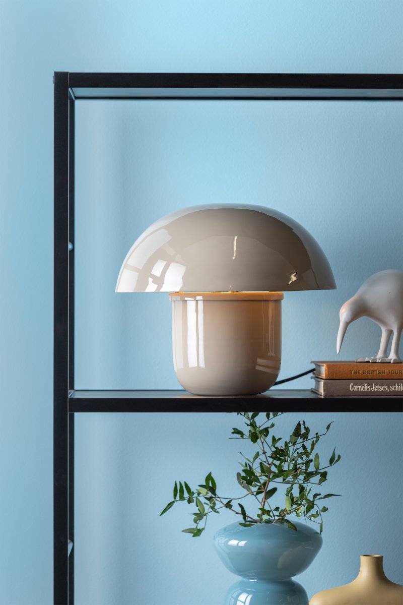 Mushroom 25cm Greige lámpara de mesa De Leitmotiv - La lámpara de mesa «Mushroom», fabricada en metal, es un auténtico objeto de diseño que no pasa desapercibido.